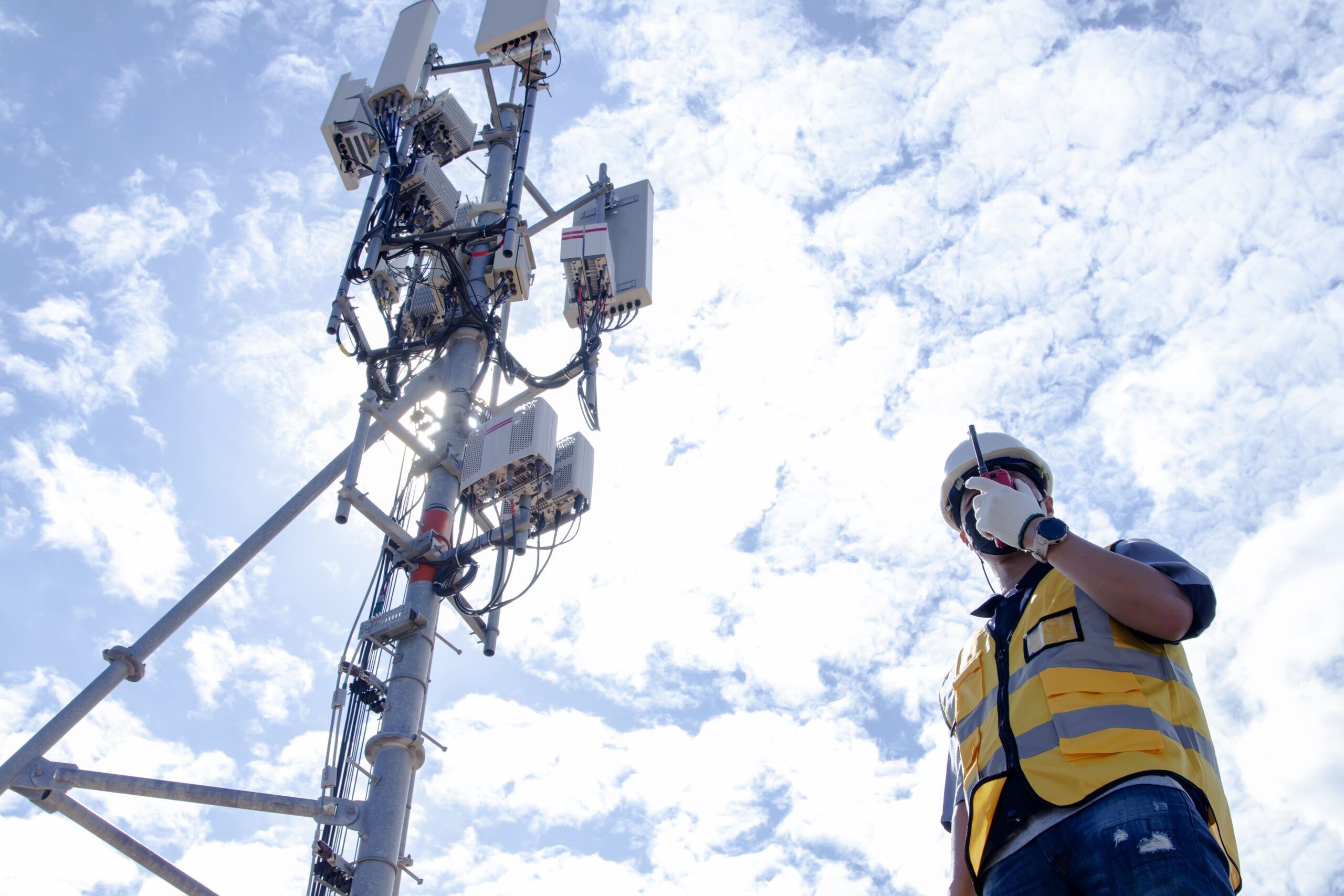 Técnico de telecomunicaciones trabajando en una torre